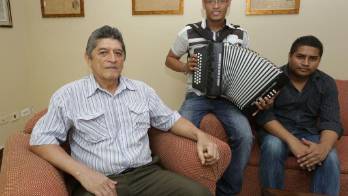 Hilario Cedeño (izq.) acompañado de sus dos hijos.