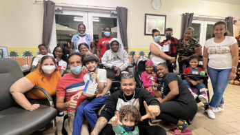 Boza compartiendo con familias en Miami.