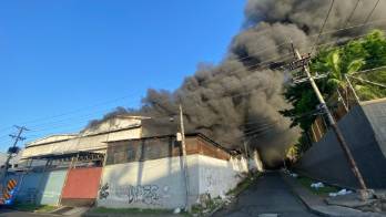 Bomberos siguen luchando con el incendio de Calidonia&nbsp;