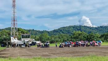 Protestas de padres de familia y estudiantes en la pista de aterrizaje de Jaqué, Darién