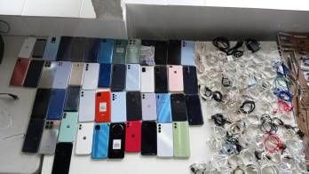 Además, se decomisaron 38 navajas de afeitar, 6 cuchillos, martillos, marihuana y 69 carrizos de cocaína.