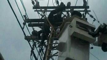 Por varias horas permaneció guindando, el cuerpo sin vida del obrero