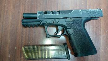 La pistola 9mm incautada a los sujetos.
