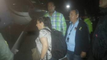 La exjefa de inteligencia de Colombia María del Pilar Hurtado aborda una avioneta con destino a Bogotá (Colombia), rodeada por agentes de la Interpol-Panamá, hoy, sábado 31 de enero de 2015, luego de ser expulsada por el Gobierno panameño, en el aeropuerto internacional de Tocumen (Panamá).