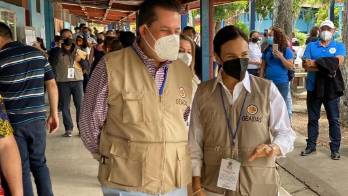 Isabel de Saint Malo junto al mexicano Gerardo de Icaza, en recorrido de elecciones de Costa Rica.