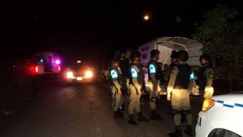 Policía dice que está tras la pista de dos sospechosos.