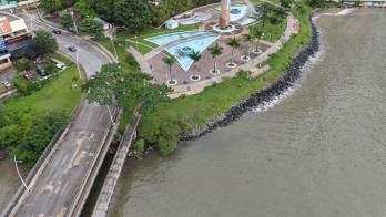 Personal de MiAMBIENTE realiza verificaciones y toma de muestras en el río Matasnillo.