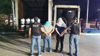 Dos hombres fueron aprehendidos durante la Operación Deka, en la que además se decomisaron neumáticos y aceite automotriz presuntamente vinculados a una estafa comercial.