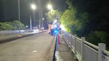 Bomberos extraen el cuerpo sin vida de una quebrada en Brisas del Golf.