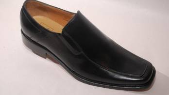 Los zapatos tienen un costo de 285 dolares y están exclusivamente disponibles en Japón, país en que un cuarto de su población supera los 65 años.