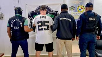 Un operativo en la Cinta Costera permitió ubicar a un extranjero sin documentos, quien posteriormente resultó tener antecedentes y órdenes de captura en su país.