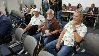 Hoy, un grupo de jubilados, entre ellos Cortés, fue invitado a la Comisión de Relaciones Exteriores de la Asamblea Nacional.