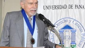 Fue premiado en la Universidad de Panamá por sus notables aportes al Derecho Marítimo.