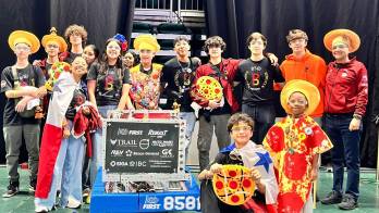 Integrantes de PizzaByte Robotics durante su participación en el South Florida Regional, donde alcanzaron semifinales y obtuvieron un reconocimiento internacional.