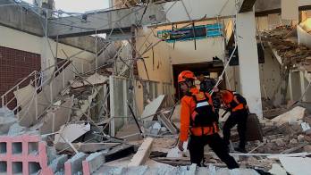 A diferencia del terremoto de este sábado, el de 1992 desencadenó un deslizamiento submarino masivo, explicó a EFE Daryono, miembro de la Asociación indonesia de Expertos en Desastres.