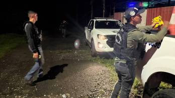 Unidades de la Policía Nacional aseguraron la escena mientras se realizaba la recolección de evidencias.