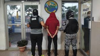 Las unidades policiales encontraron en poder del instructor nueve paquetes rectangulares.