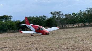 ¡Qué susto! Avioneta tuvo que aterrizar de emergencia en un campo abierto