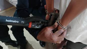 Rescate inusual: bomberos liberan a adolescente con esposas atascadas