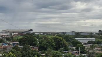 Cielos parcialmente nublados se observan este sábado en el sector este de la ciudad capital.