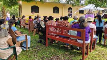 Han convertido los espacios exteriores de la capilla en un lugar de oración, unión y esperanza.