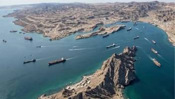Es un brazo de mar angosto entre el golfo de Omán y el golfo Pérsico.