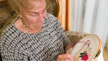 La arteterapia con bordados contribuye a reducir la ansiedad y el estrés.