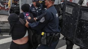 Los presentes acudieron con pancartas y pailas.