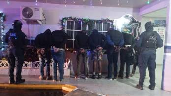 Unidades policiales custodian a los siete sospechosos aprehendidos tras el intento de robo en Parque Lefevre.