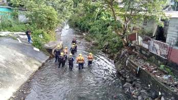 El menor de edad se lanzó a la quebrada en medio de la lluvia y la fuerte corriente, y ahora no aparece.
