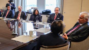 José Raúl Mulino conversa con Jane Fraser, CEO de Citi, durante el encuentro celebrado en Nueva York.