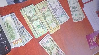 Dinero decomisado por agentes.