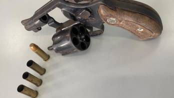 El arma de fuego decomisada al menor no contaba con permiso.