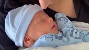 Diputada Génesis Arjona se come a besos a su primogénito, Abdul&nbsp;