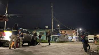 La Policía Nacional y el Ministerio Público acordonaron la escena del triple crimen en Los Nogales.