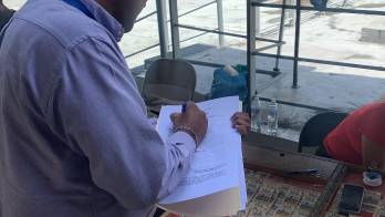 Hay vendedores que condicionan a los compradores a adquirir chances o billetes casados con los llamados “One-Two”.