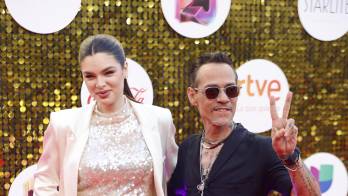 Marc Anthony y su pareja, la modelo paraguaya Nadia Ferreira. EFE/Jorge Zapata