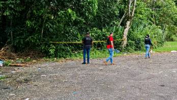 Cuerpo estaba en medio de la maleza y a un costado de la vía que conecta al Puente Atlántico