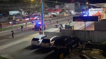 Unidades de la Policía Nacional y funcionarios del Ministerio Público realizaron diligencias en la vía Ricardo J. Alfaro tras el ataque armado que dejó un fallecido.
