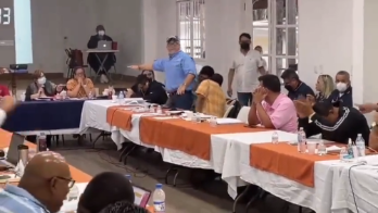 Momentos en que Motta pierde la paciencia y se marcha de la Mesa Única de Diálogo.