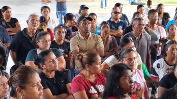 Padres de familia reclaman a las autoridades la entrega del informe oficial sobre la evaluación de la infraestructura del plantel y exigen garantías de seguridad para sus hijos.