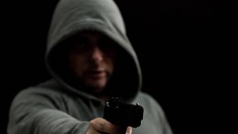 Ambos hombres permanecerán bajo custodia policial mientras avanzan las etapas de investigación,