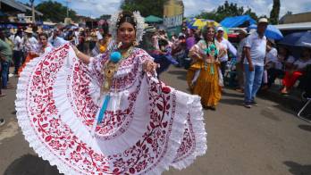 Las polleras fueron protagonistas durante la celebración folclórica en Guararé.