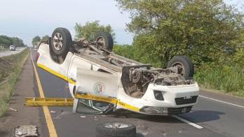 Vehículo del BDA volcado luego de accidente en Aguadulce.