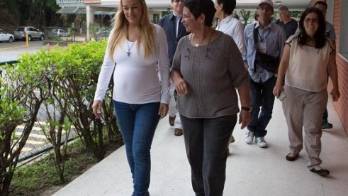 Lilian Tintori muestra su pancita durante su llegada a un centro de votación