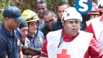 Uno de los tripulantes fue rescatado y trasladado a un centro hospitalario.