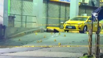 Un taxista fue asesinado de múltiples disparos mientras hacía piquera en un supermercado de la 24 de Diciembre. En la escena hallaron 17 casquillos.
