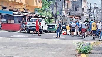 Este hombre fue sorprendido por su asesino en plena vía la tarde del domingo en el centro de la ciudad de Colón. Su asesino le dio un tiro en la cabeza.