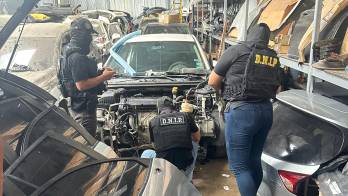 Unidades policiales inspeccionan autopartes incautadas en un local de San Francisco.