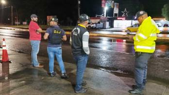 Las autoridades acordonaron el área para iniciar las investigaciones del accidente fatal.